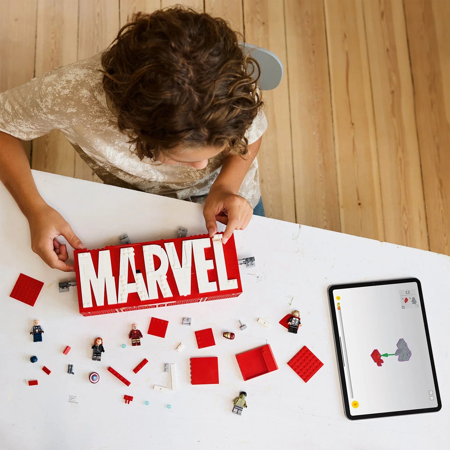 Marvel - MARVEL Logo & Minifigures (76313)