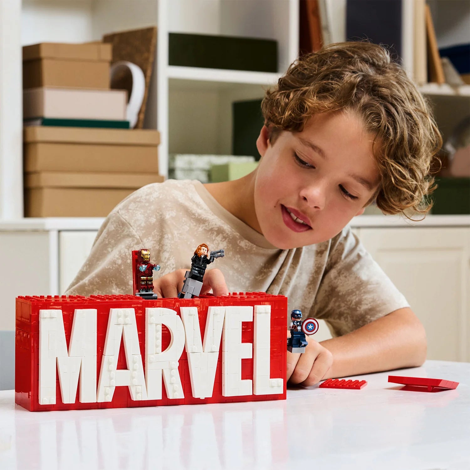 Marvel - MARVEL Logo & Minifigures (76313)