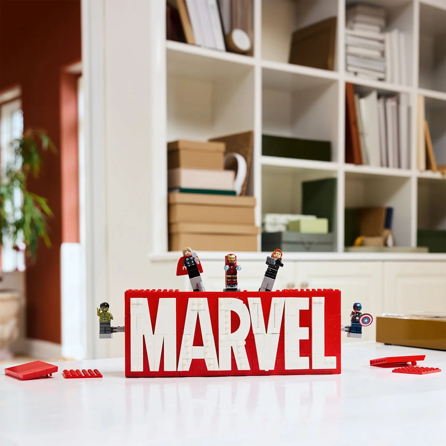 Marvel - MARVEL Logo & Minifigures (76313)