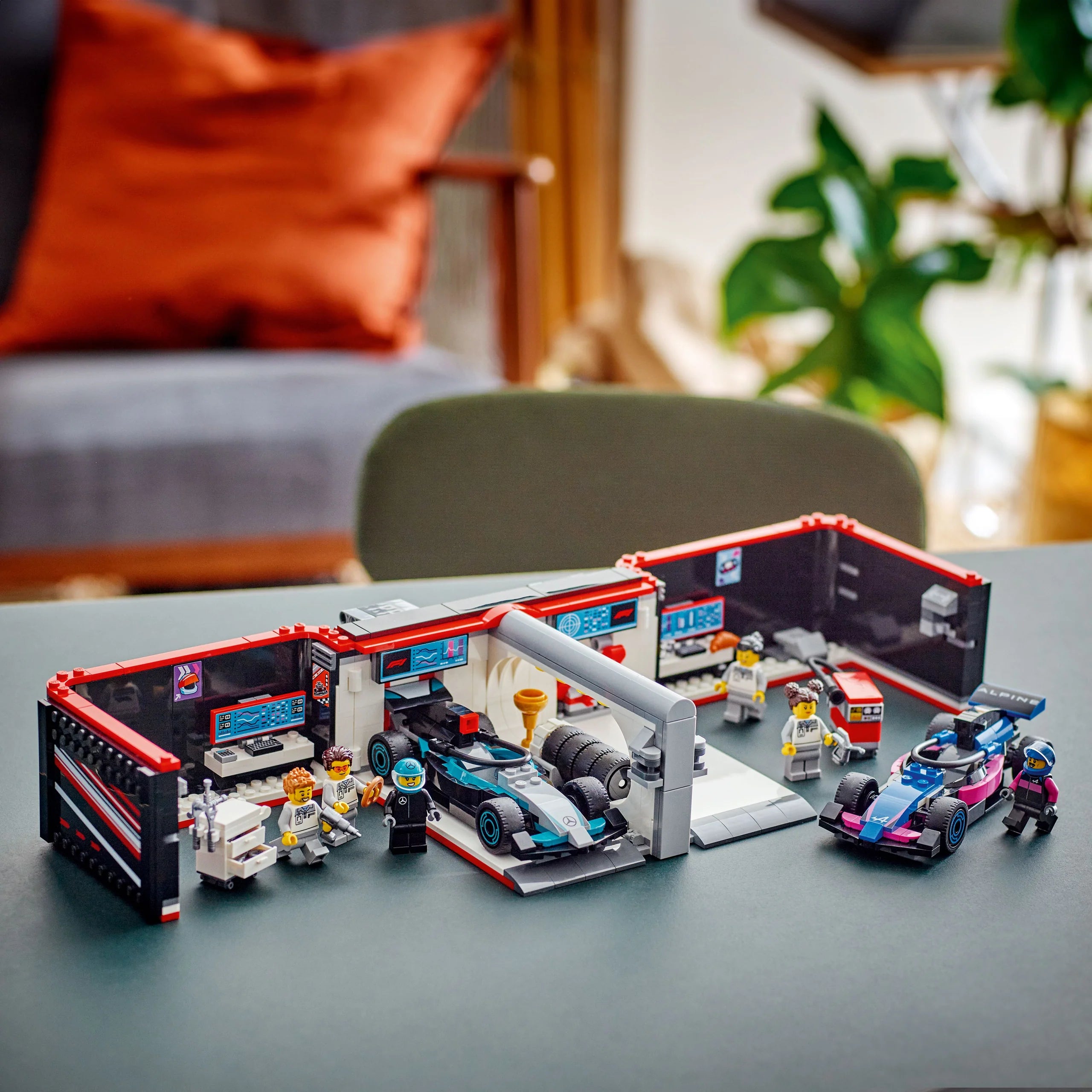 City F1® Garage & Mercedes-AMG & Alpine Cars (60444)