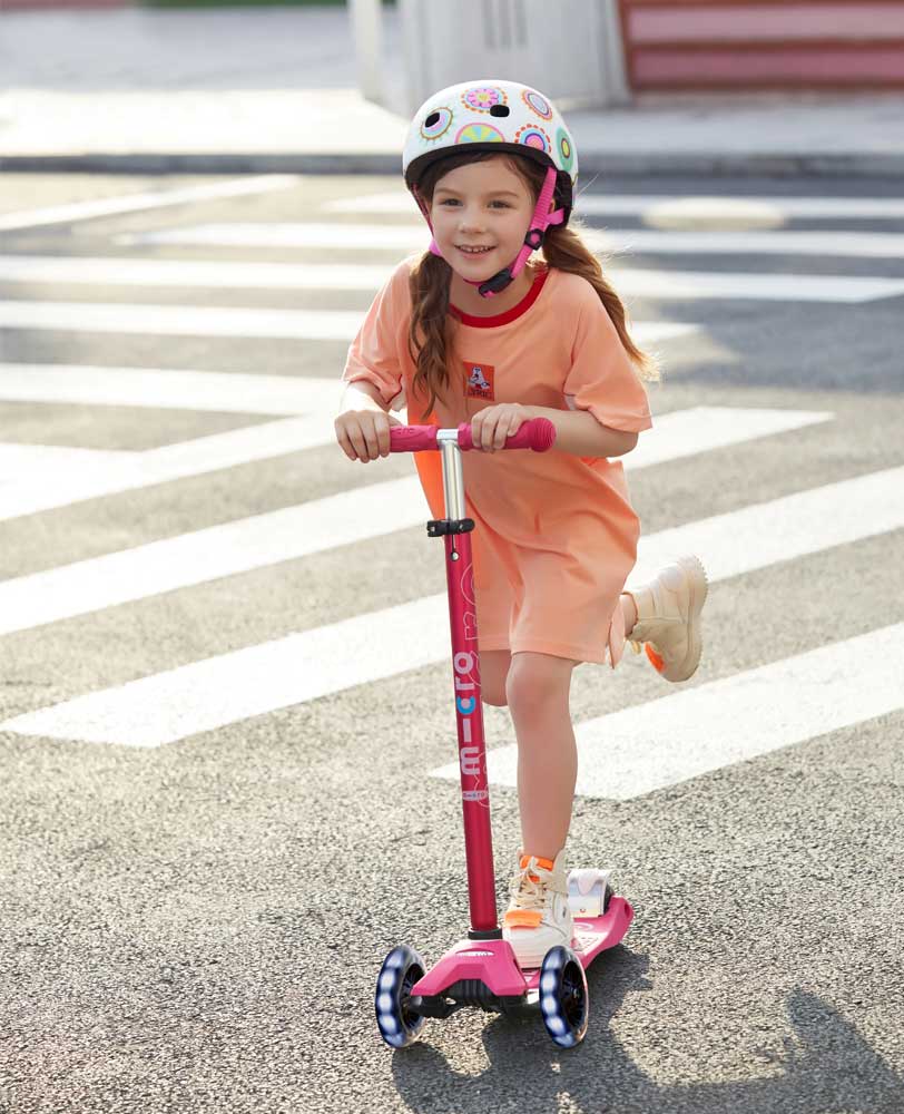 Maxi Micro Deluxe Scooter - LED Light Up Wheels - Pink - 5-12 years